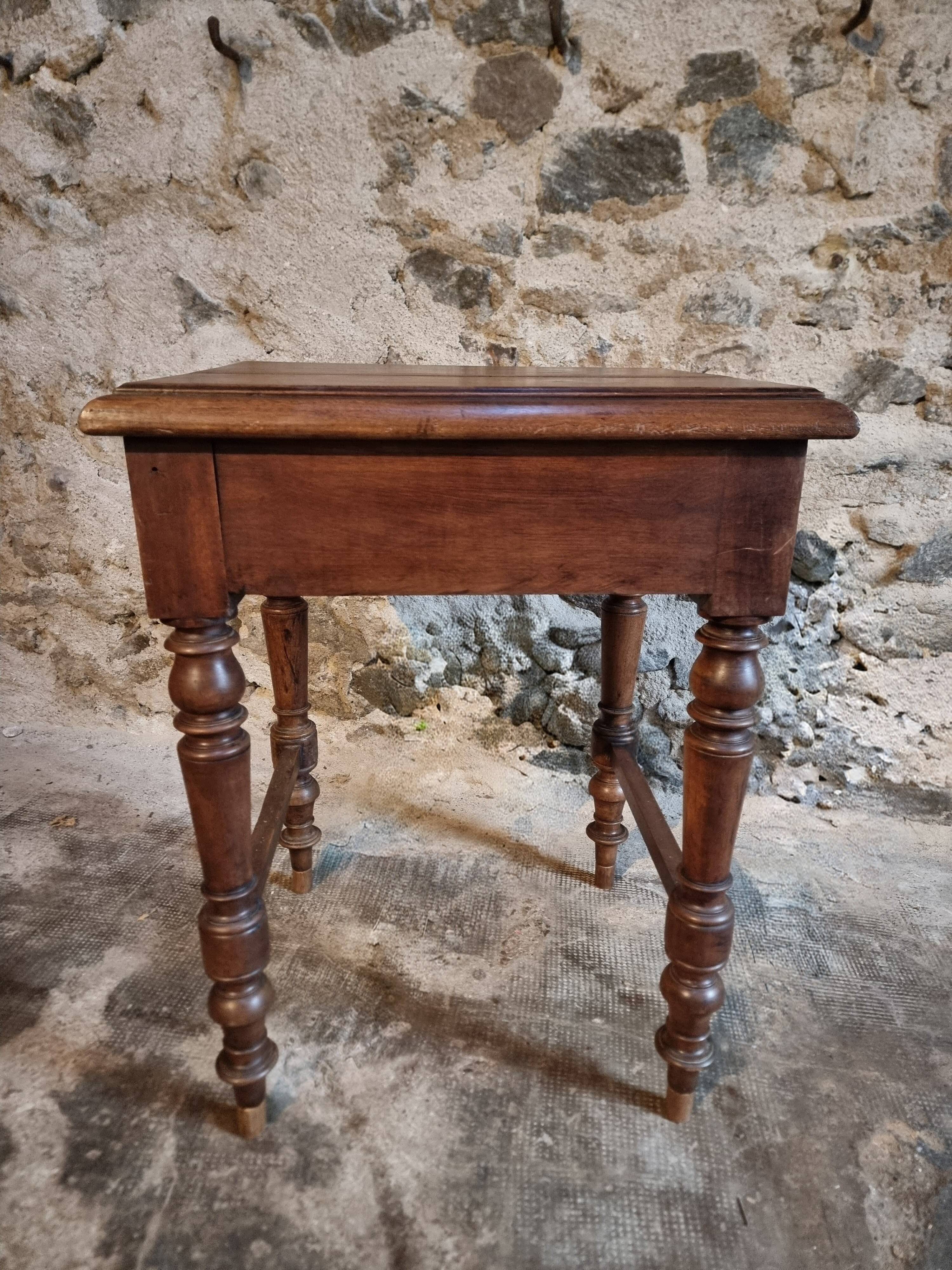 Antique French side table in walnut – 19th century, Louis Philippe style, solid walnut table with drawer (1870–1900)