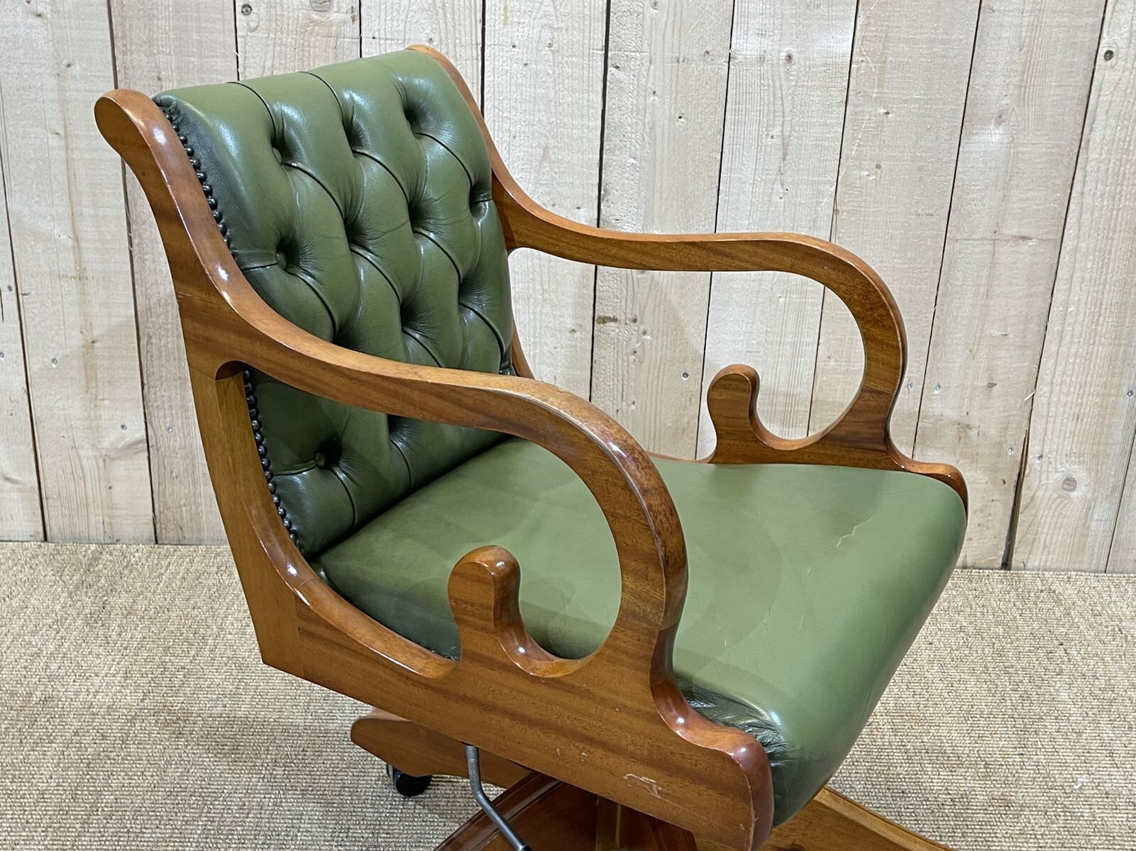 Fauteuil de bureau anglais Chesterfield en cuir vert