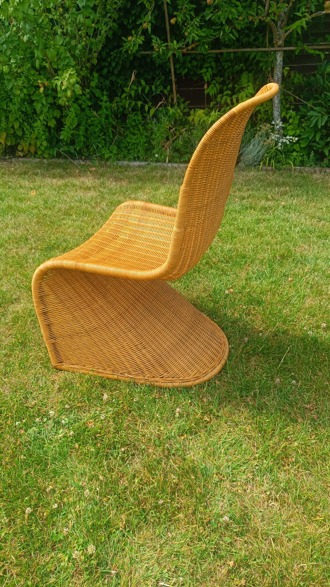 chaise en rotin style Verner Panton