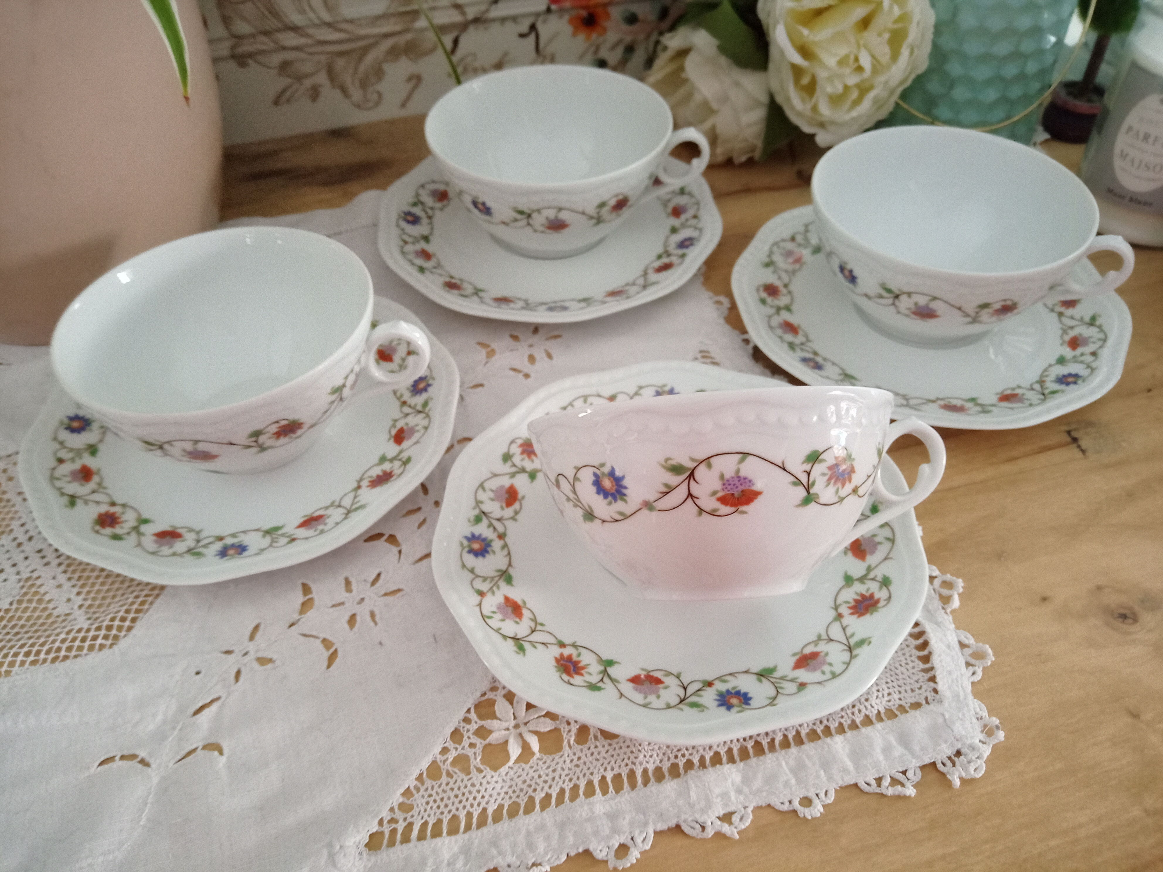 Tasses à thé et sous-tasses Porcelaine de Limoges motif fleuri (Lot de 4)