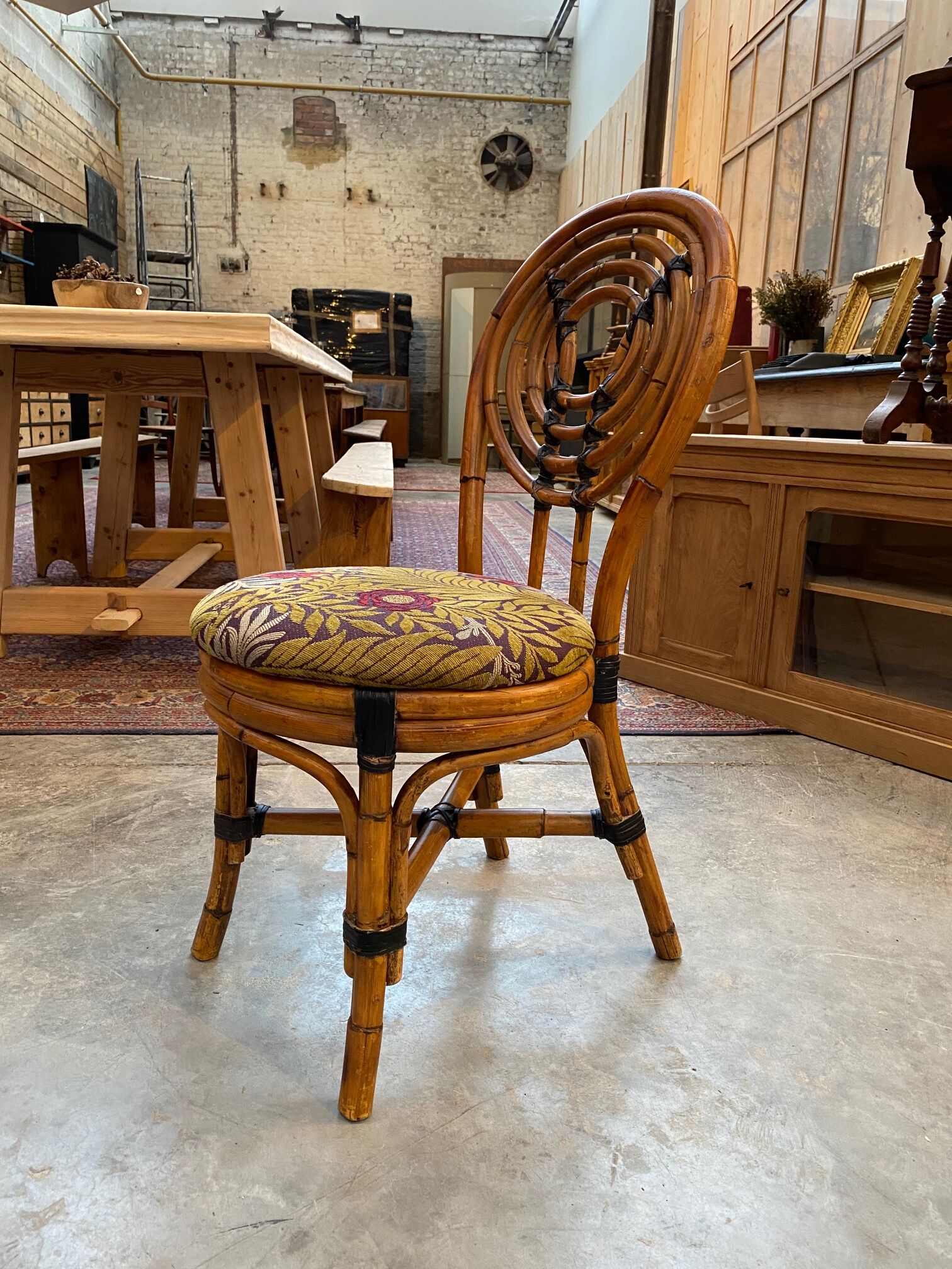 Suite de 12 chaises vintages