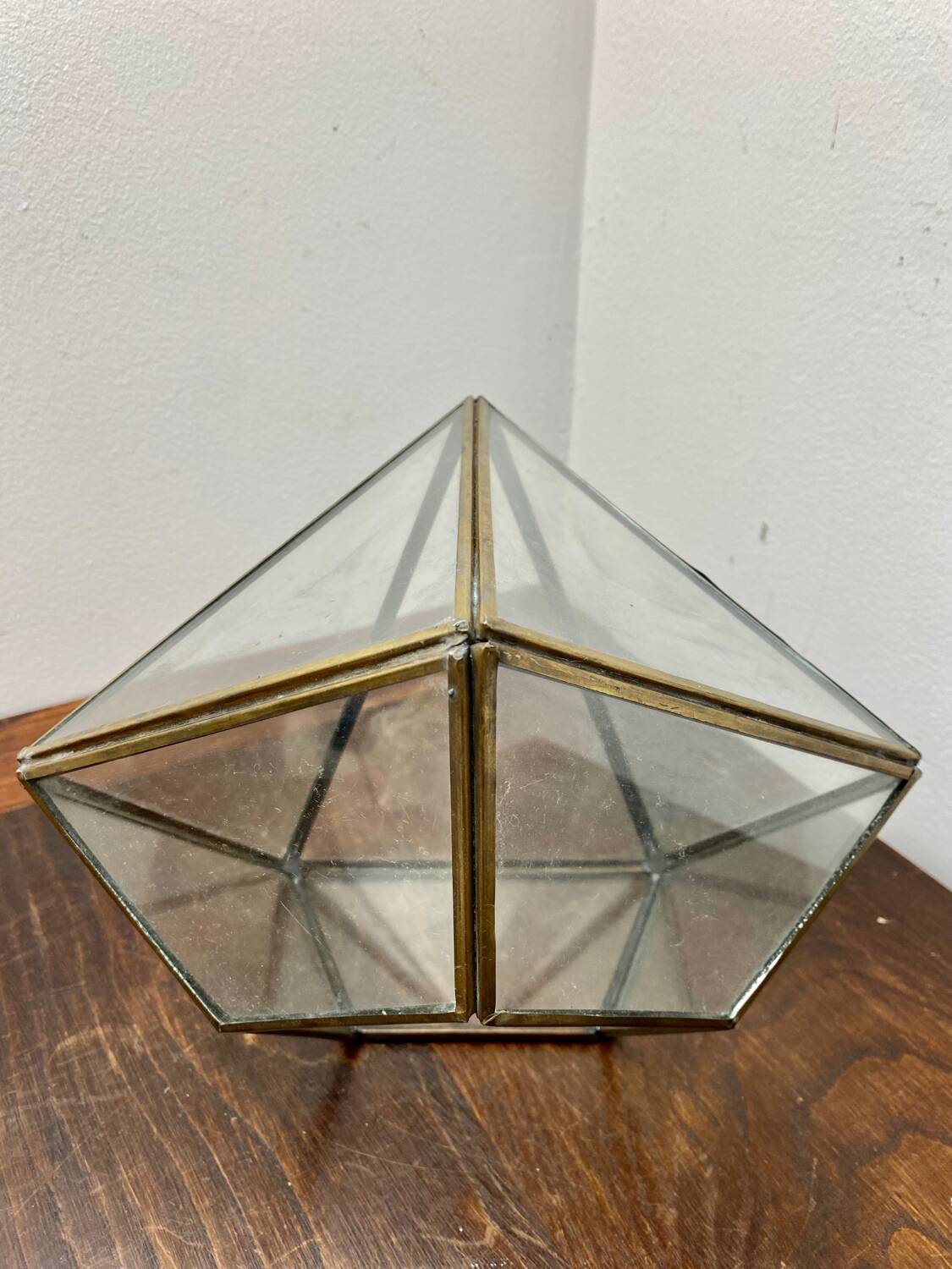 Vitrine pyramidale en laiton