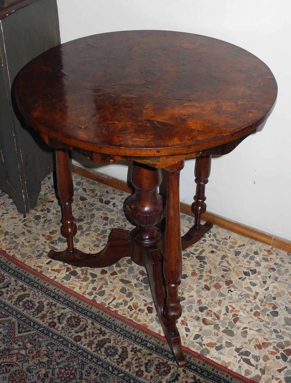 Antique English round table. Petite table ronde anglaise