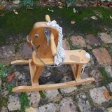 Cheval à bascule en bois