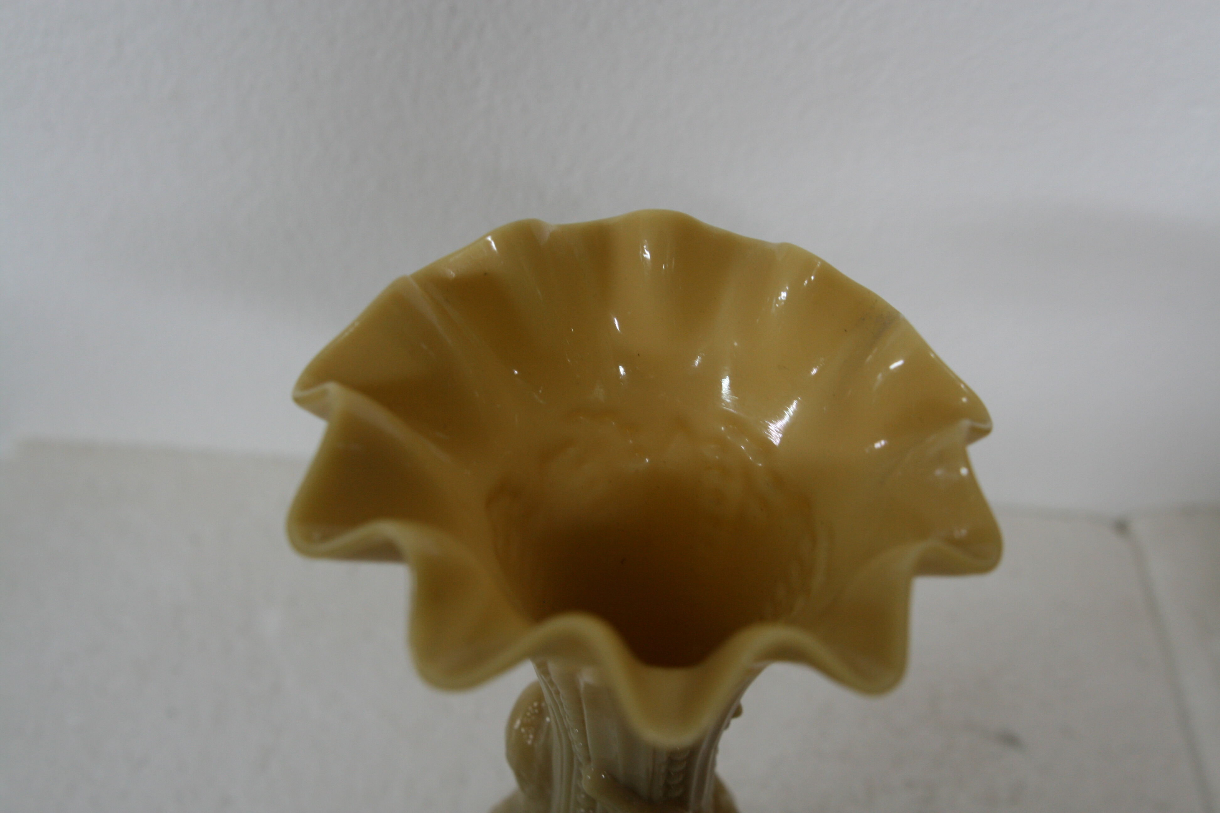 Opaline beige swan decor vase