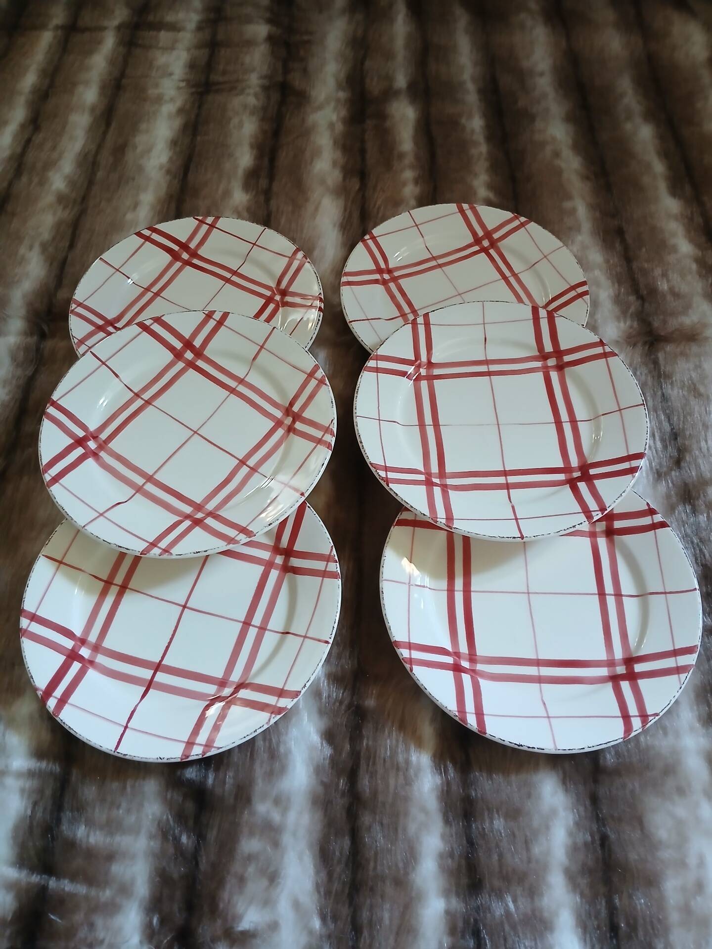 6 checked dinner plates