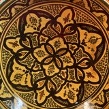 Grand et beau plat creux ancien Maghreb Signature à identifier SAFI? 37 cm