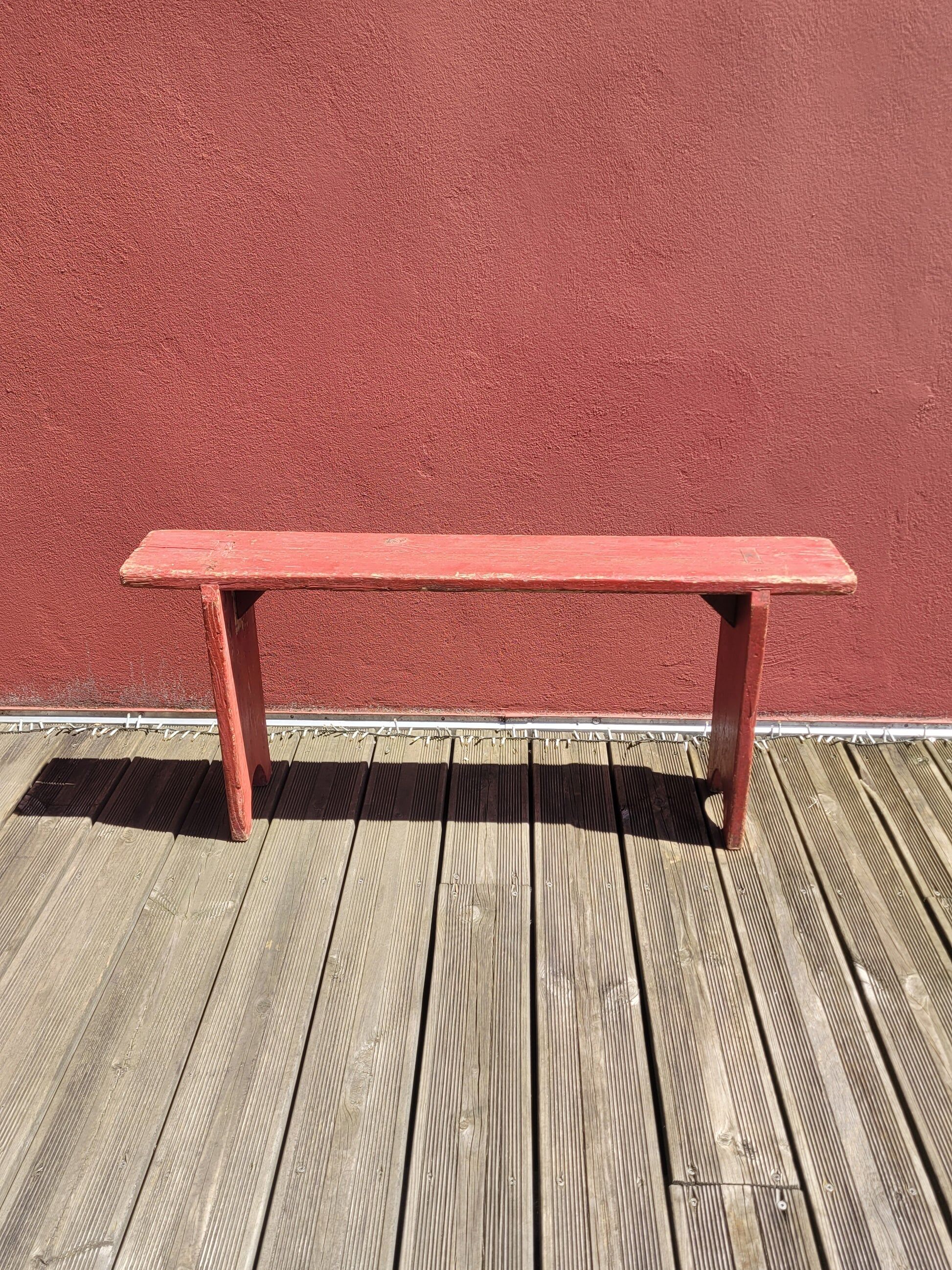 Banc ancien en bois peint en rouge