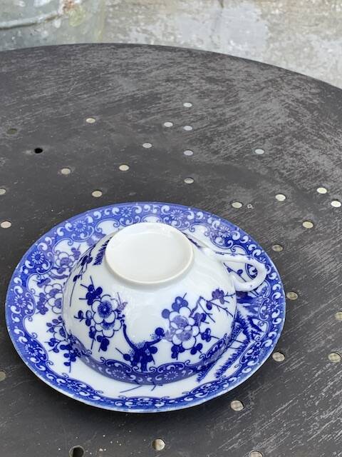 Coffee service composed of 17 pieces, in blue and white porcelain, cherry blossom patterns