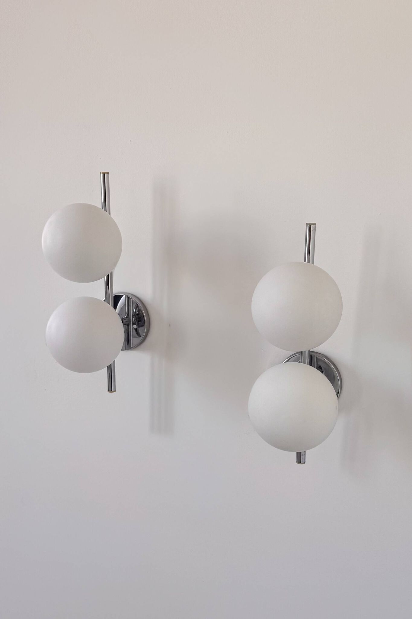 Pair of vintage wall lights in chrome metal and opaline, France 1970.