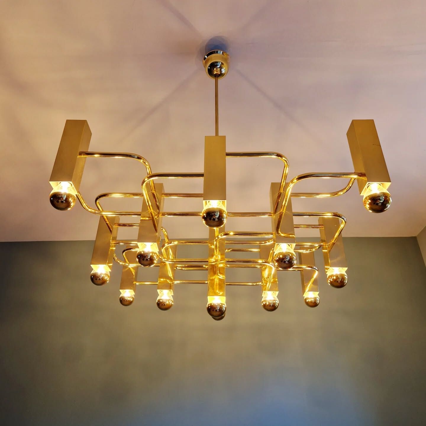 Geometric brass chandelier, design G. Sciolari, Boulanger, 1970