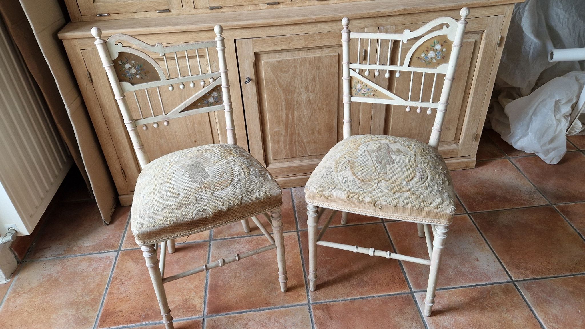 Paire de chaises de salon style Louis XVI