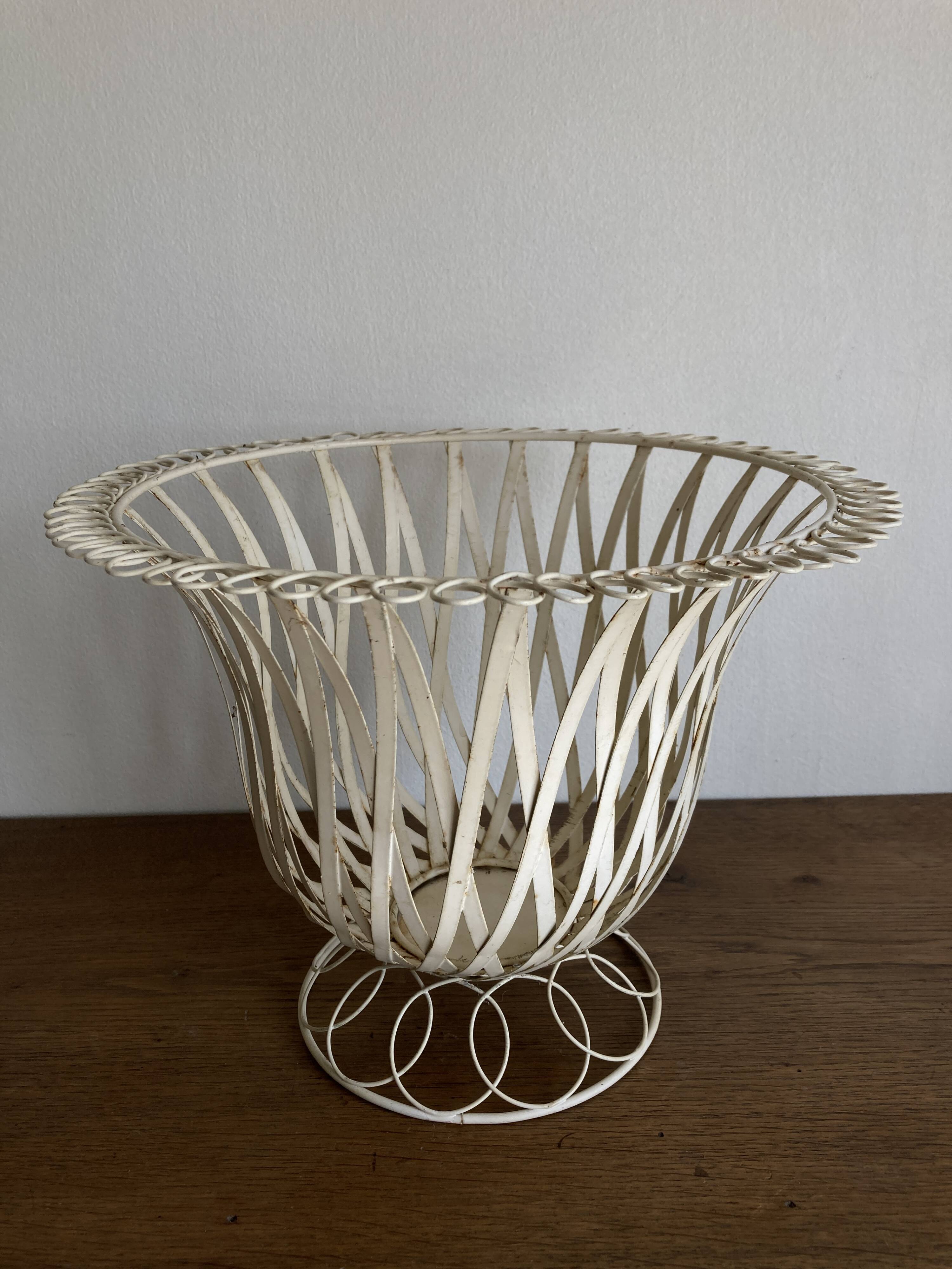 XXL Neoclassical Medici-style plant pot in ivory sheet metal