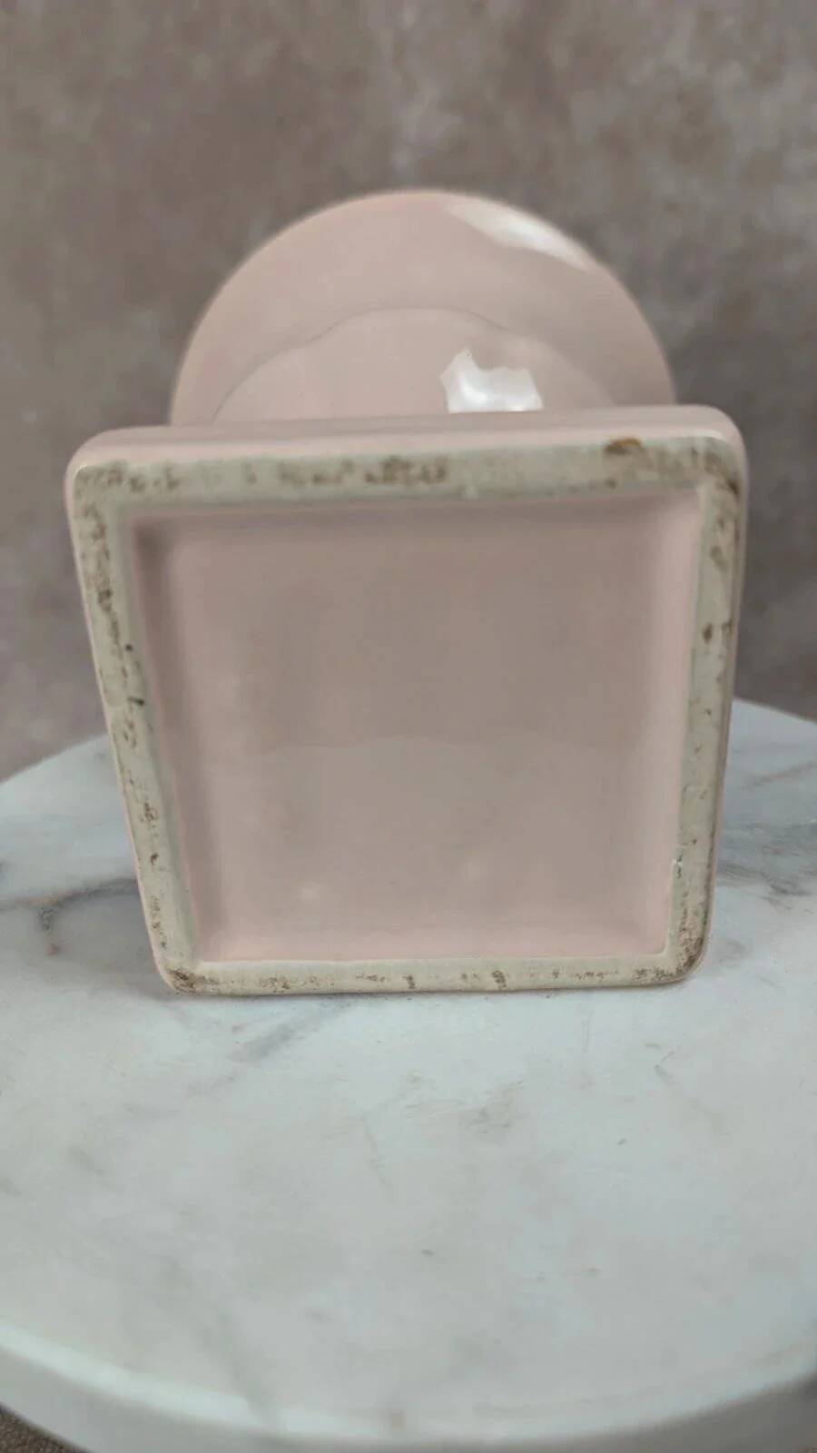 Small antique Médicis vase in powder pink.