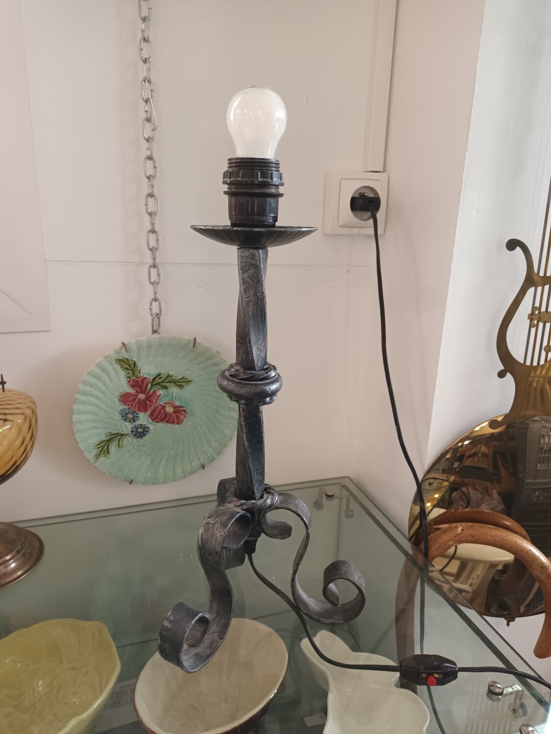 Wrought iron lamp to pose