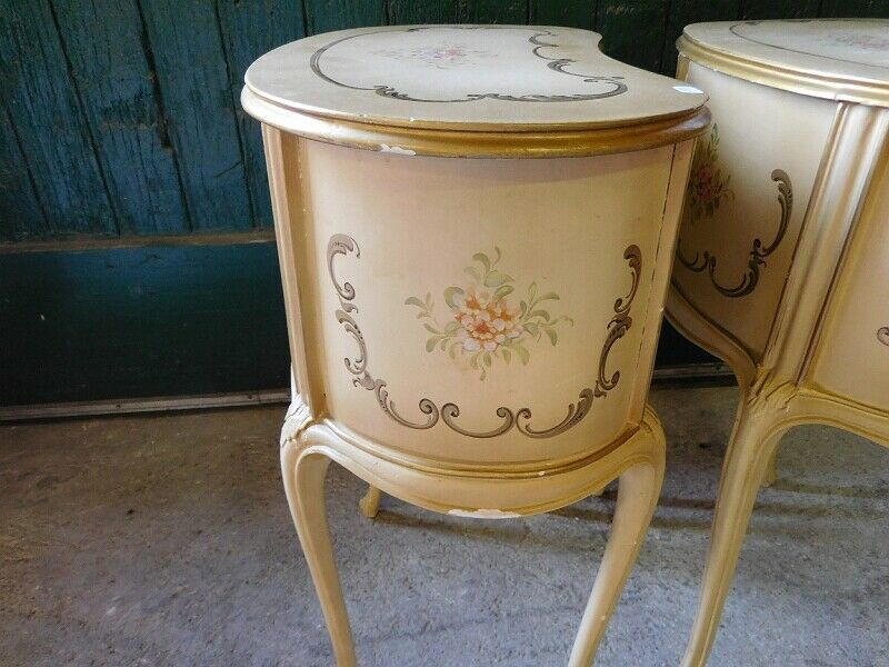 Pair of bedsides modele kidney