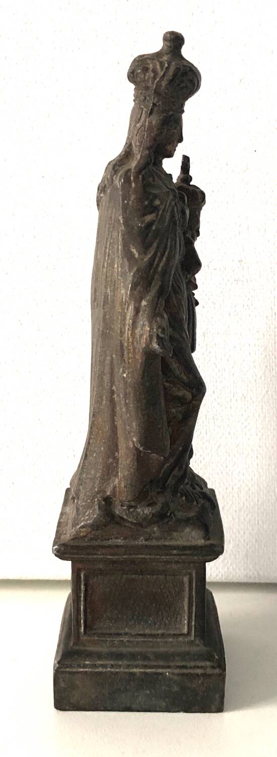 Sculpture of the crowned Virgin and Child