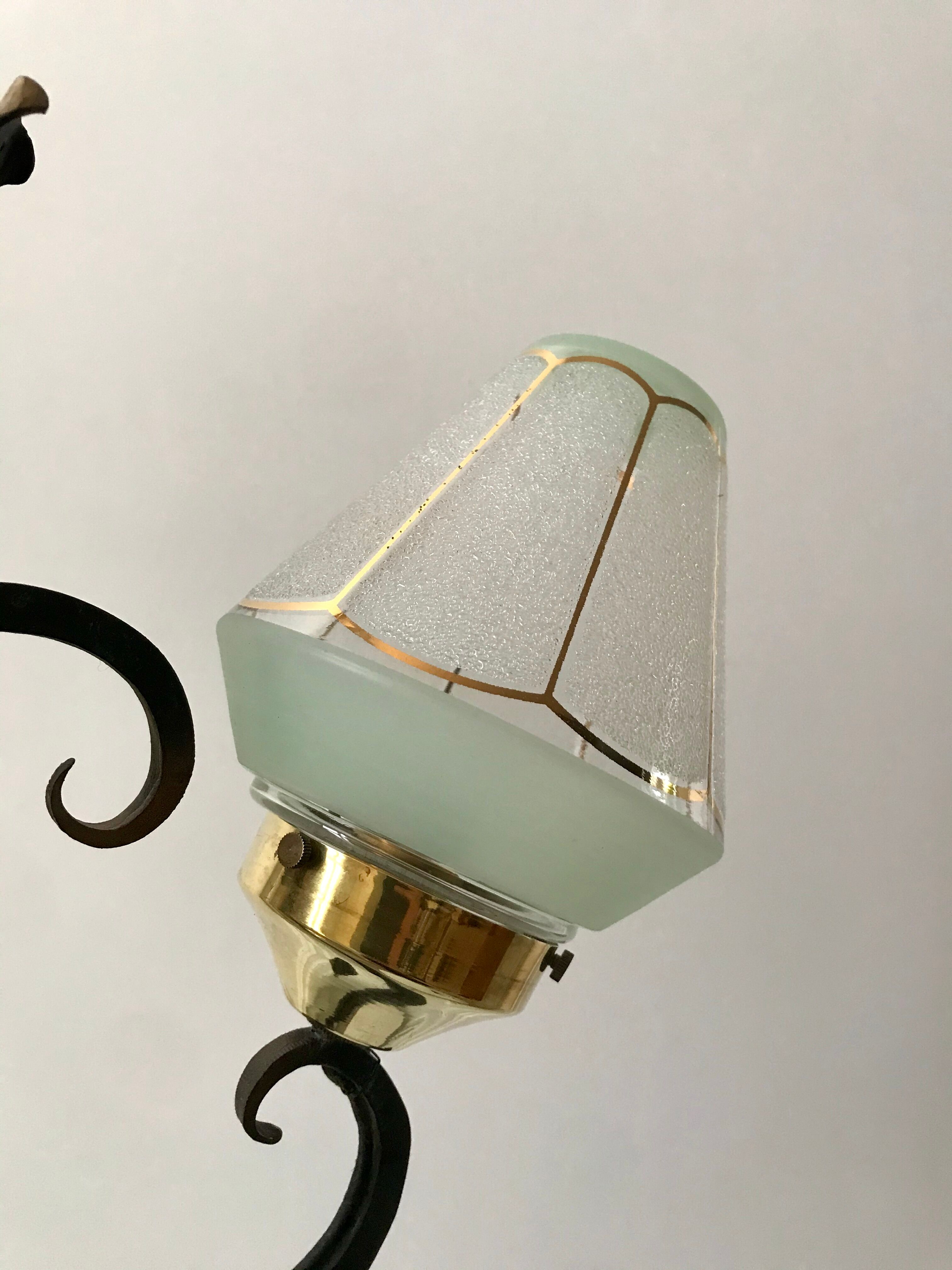 Paire d'appliques en verre granité vert et en fer forgé noir années 50-60