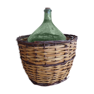 Dame-jeanne dans son panier
