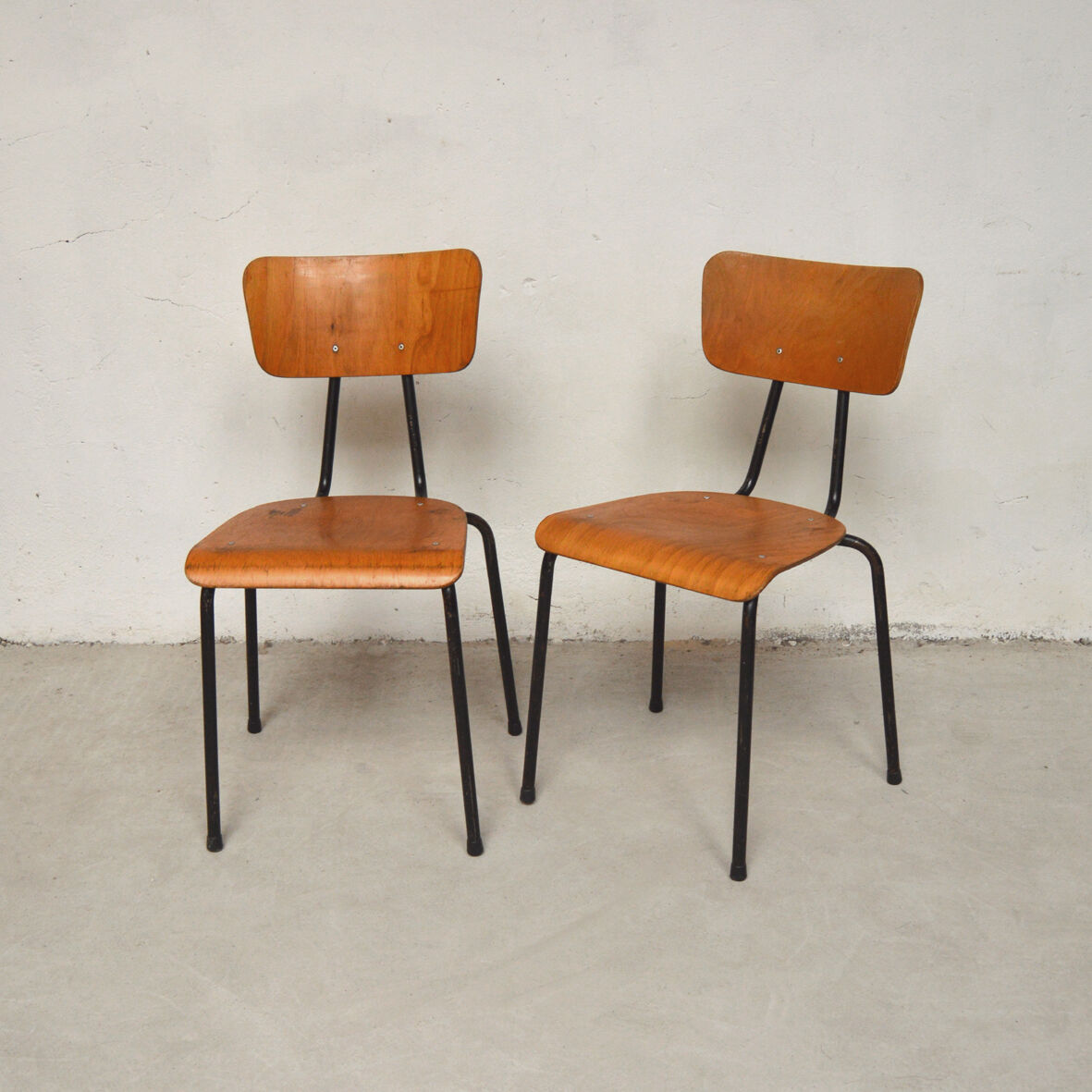 Série de 12 chaises en métal et bois