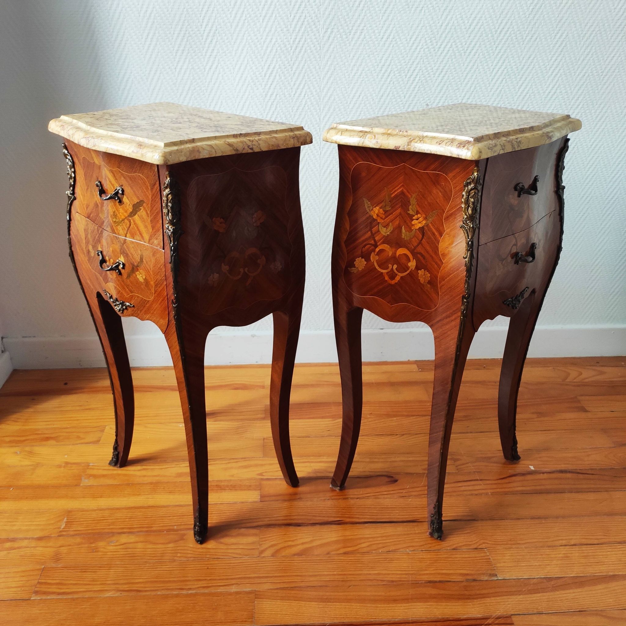 Paire de tables de chevet style Louis XV