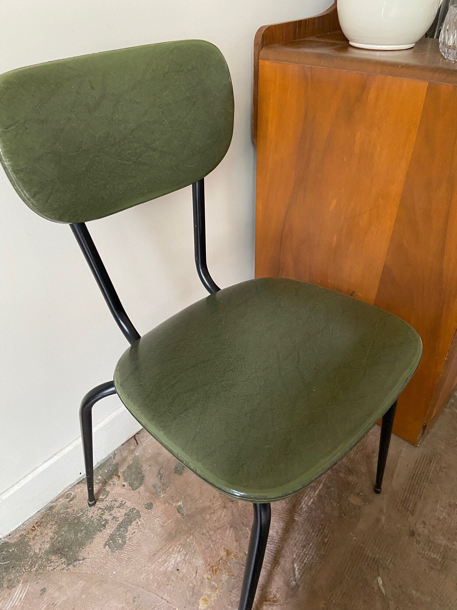 Chaise en skaï vert et métal noir