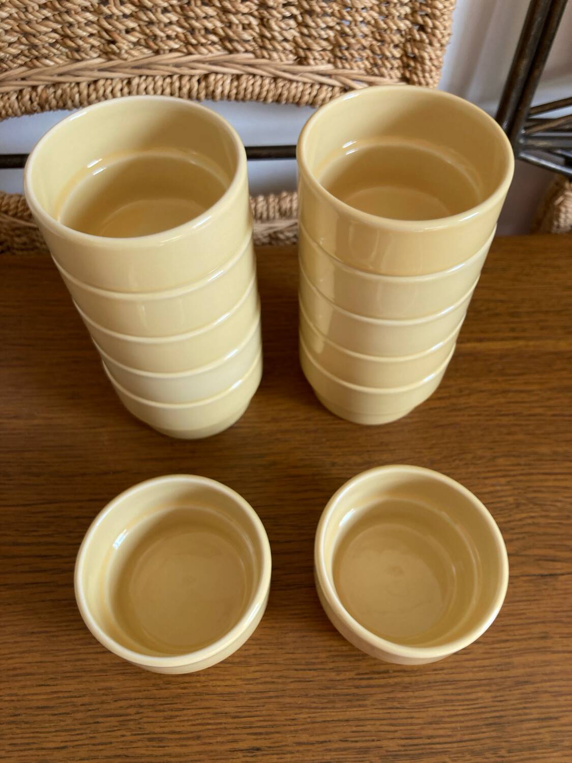 Set of 12 high-resistance stoneware ramekins.