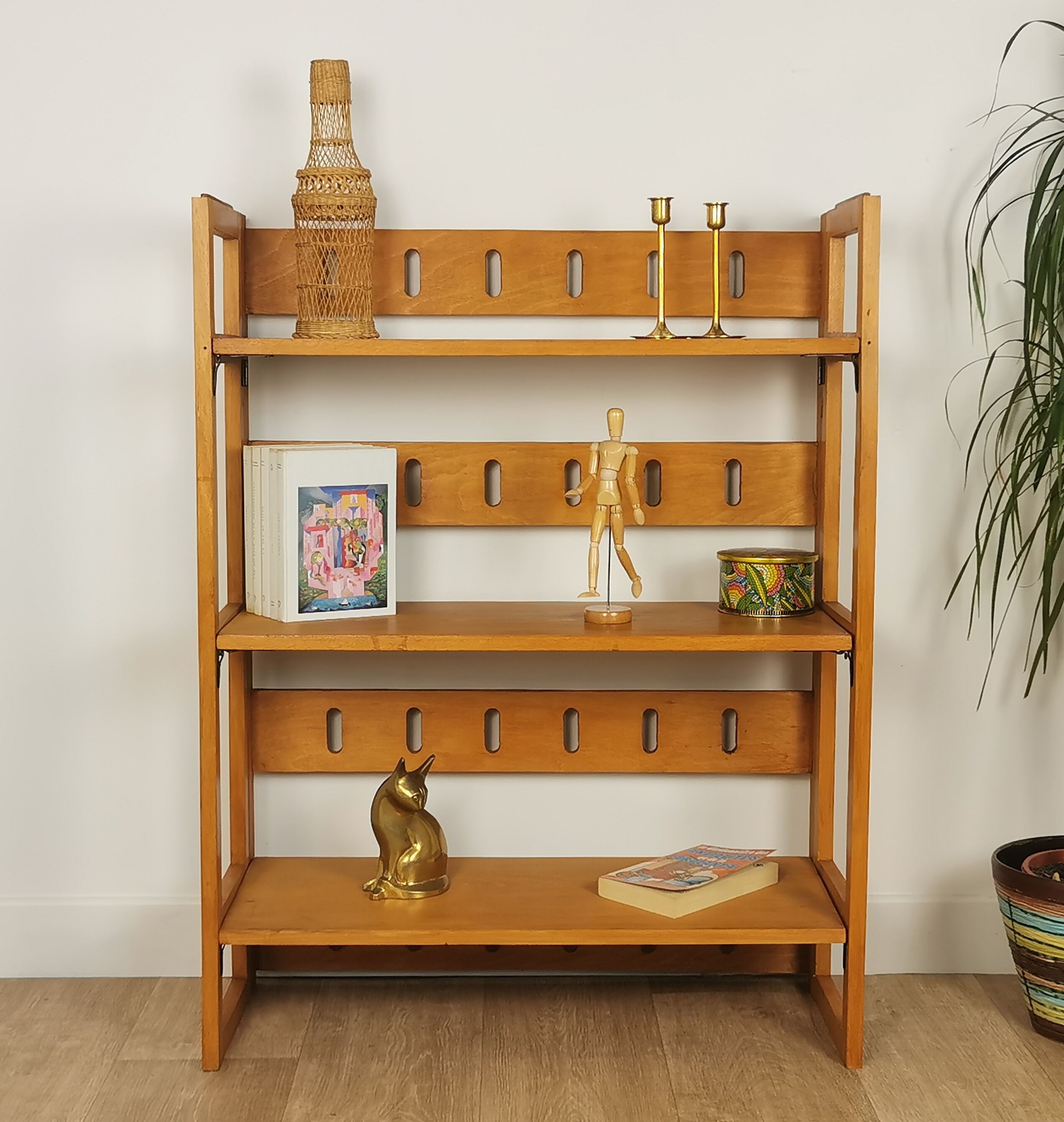 Folding bookcase shelf