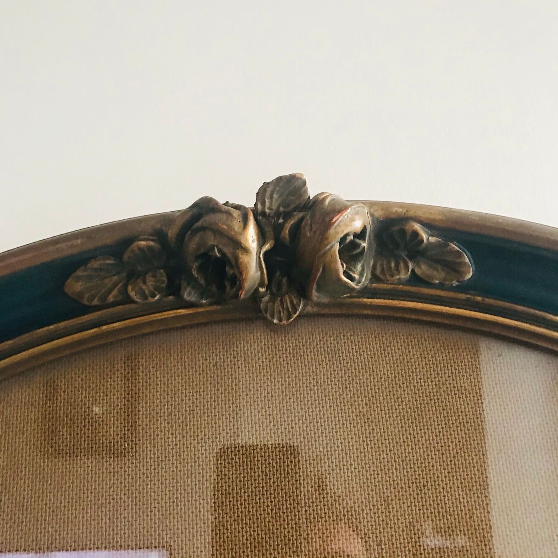 Oval frame decorated with 19th century flowers