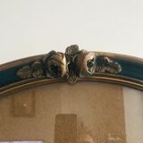 Oval frame decorated with 19th century flowers