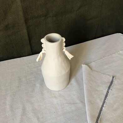 White pompom totem vase - Cassandre Bouilly