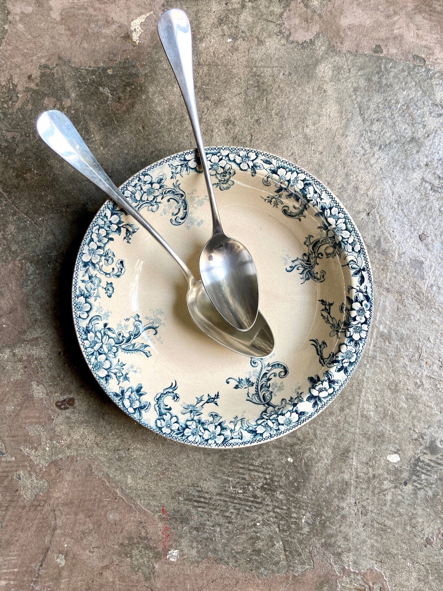 Round and hollow dish Boulenger & Cie in white and blue enamelled iron earth, "Wild rose" service