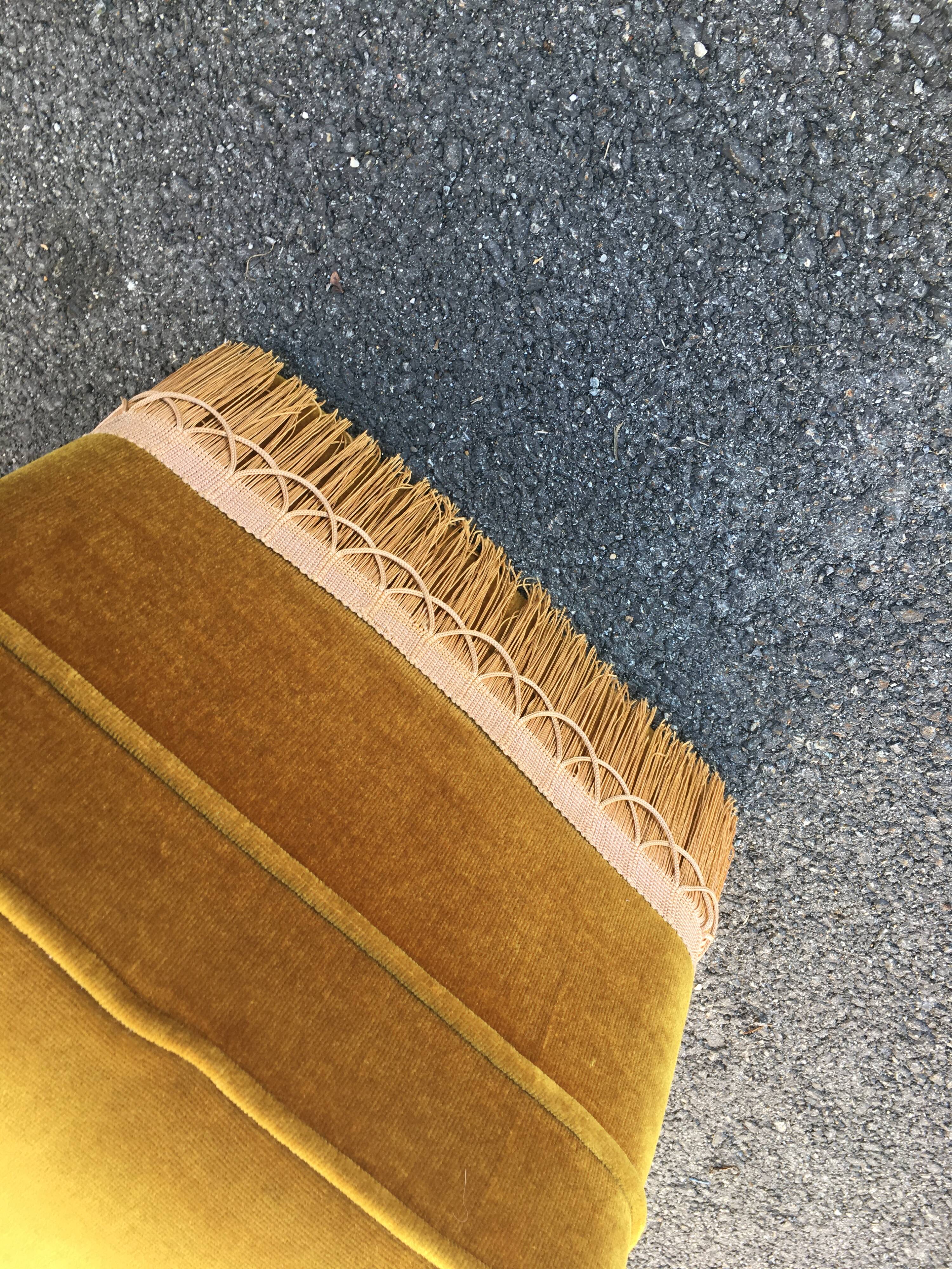 Gold velvet pouf with fringes