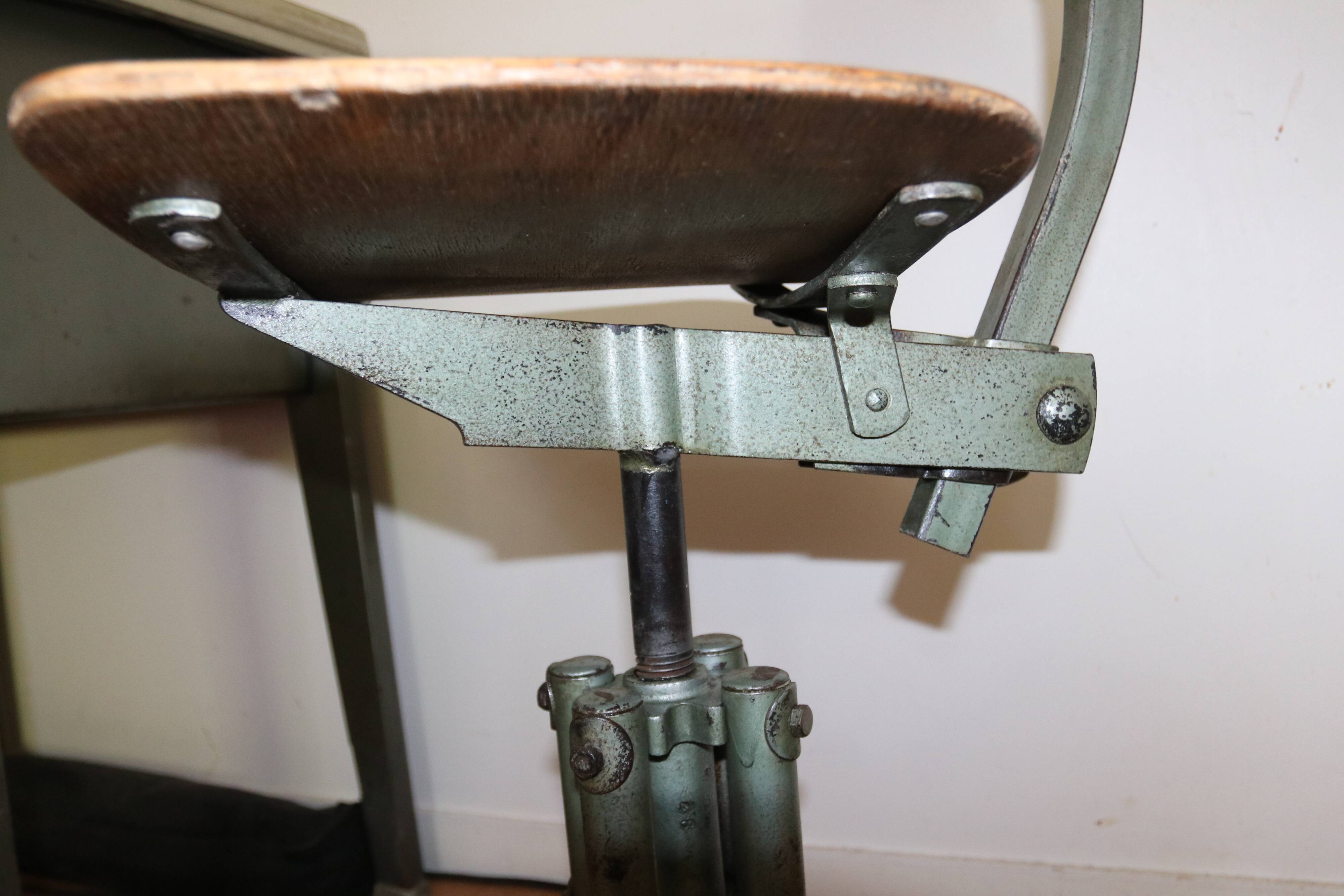 Bienaise workshop chair