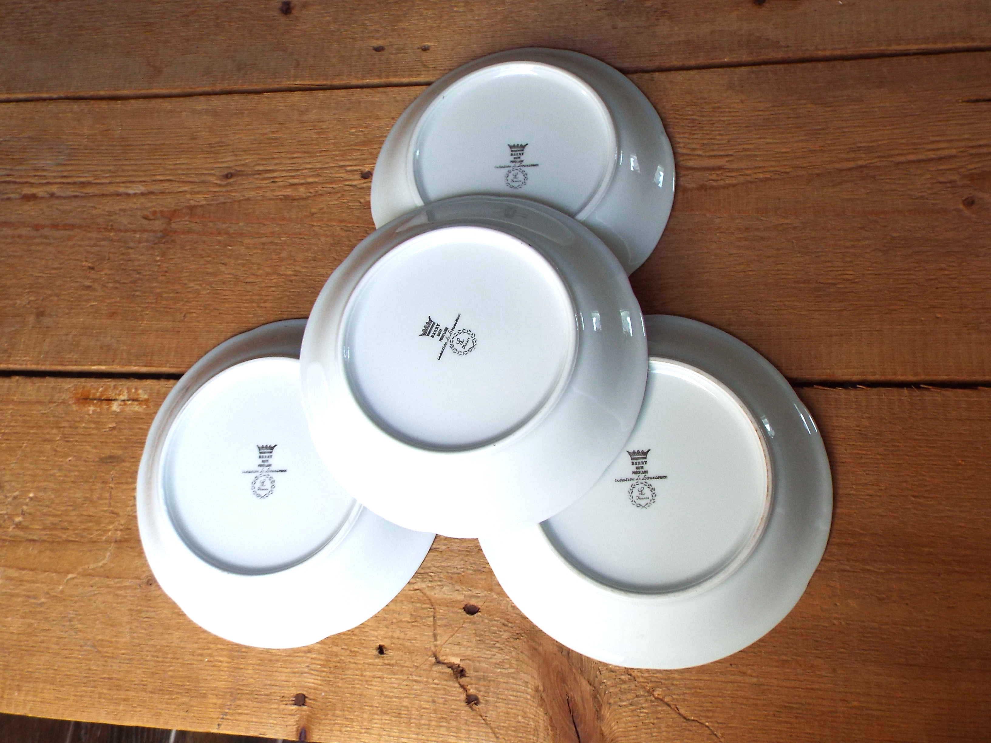 4 hollow dessert plates