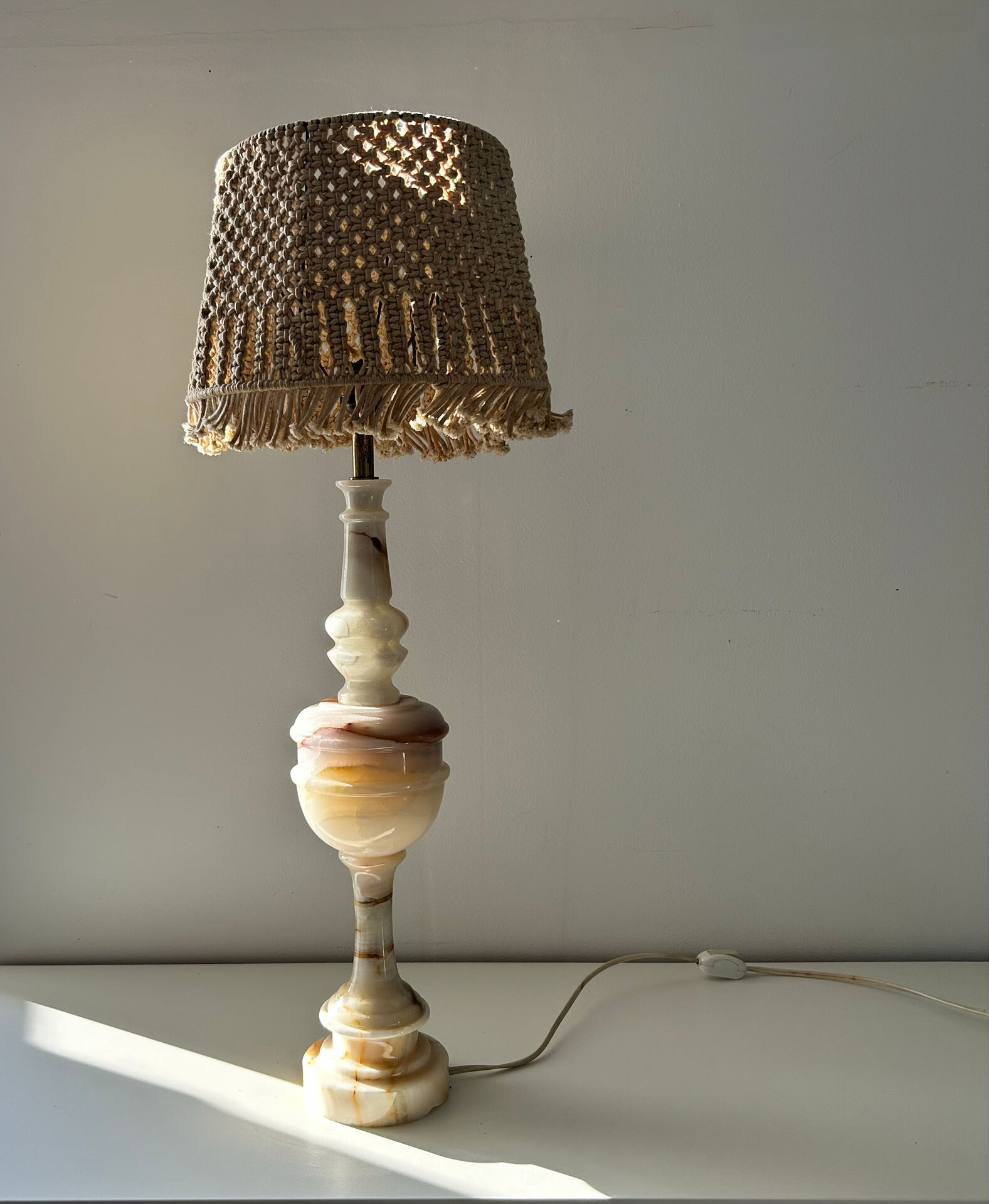 Grande lampe onyx et macramé 