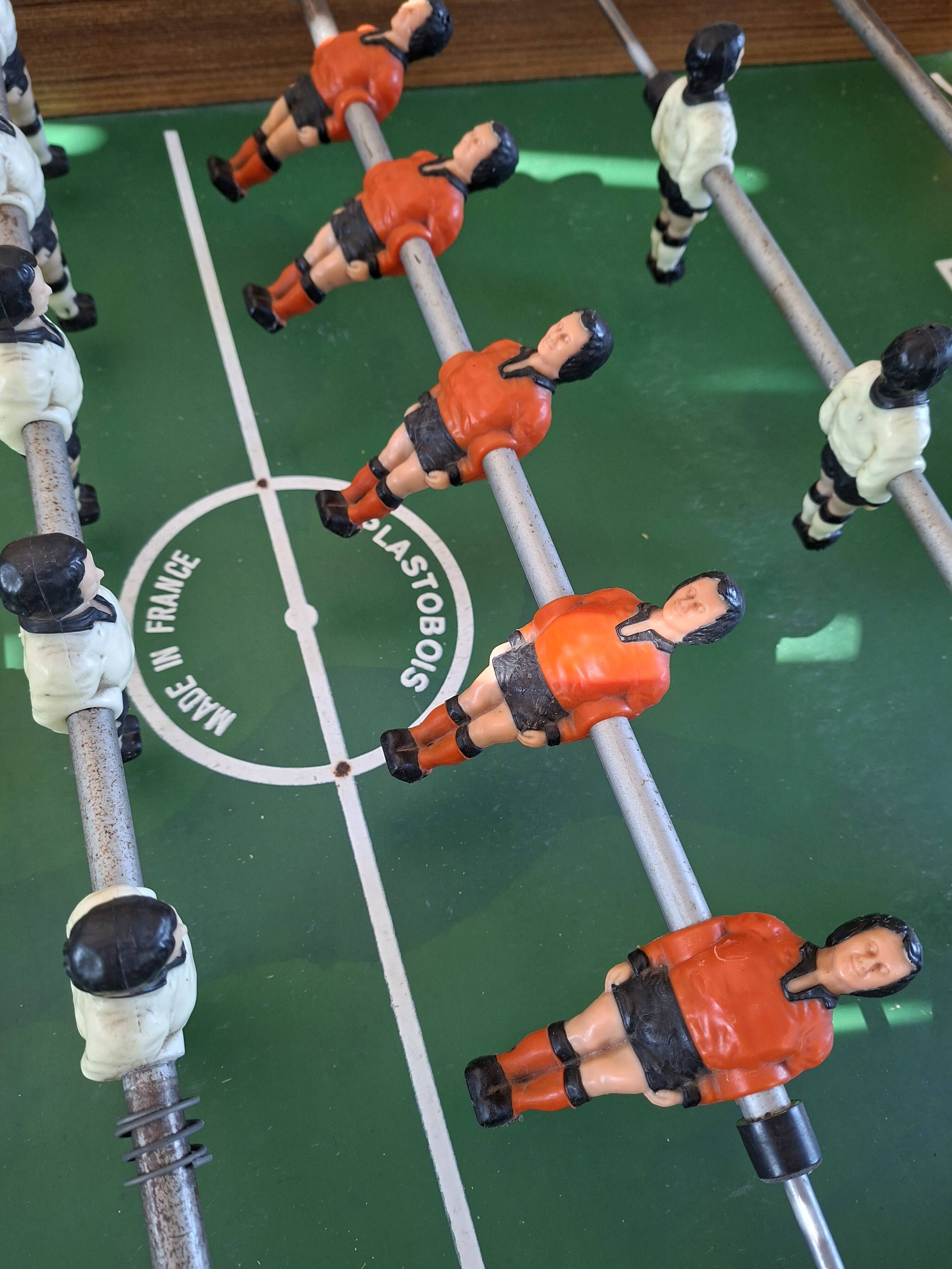 Vintage Plastobois foosball table – 70s/80s with retro charm and in its original condition.