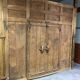 Ancienne porte en bois avec son encadrement