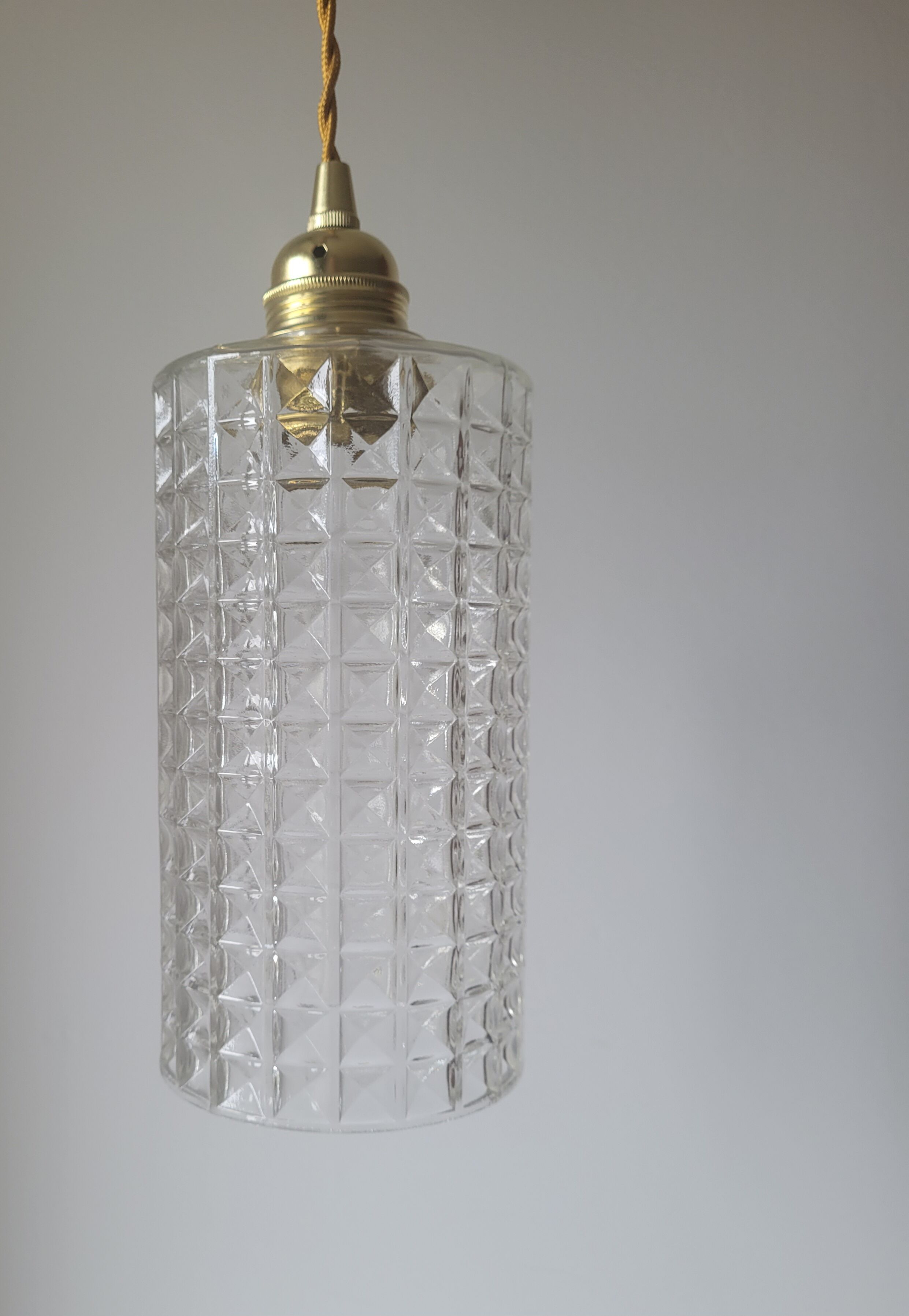 Moulded glass suspension