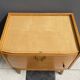 Table de chevet en bois blond avec plateau en verre