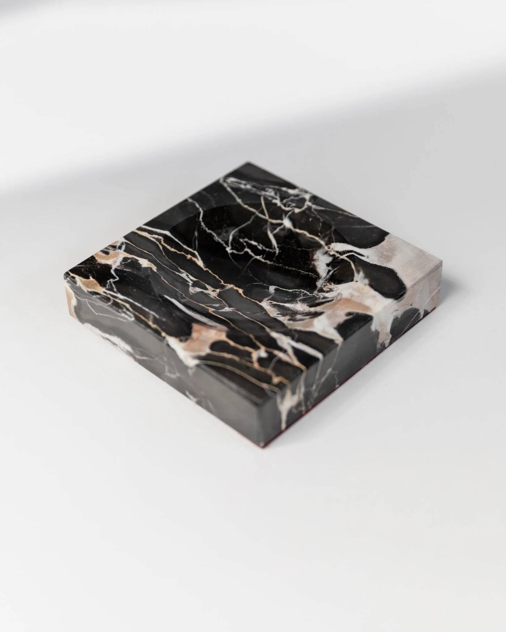 Cendrier vintage en marbre noir, beige et blanc avec base en tissu rouge - Design italien des années 1970, sculpture de bureau lourde