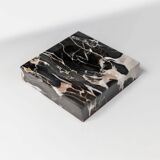 Cendrier vintage en marbre noir, beige et blanc avec base en tissu rouge - Design italien des années 1970, sculpture de bureau lourde