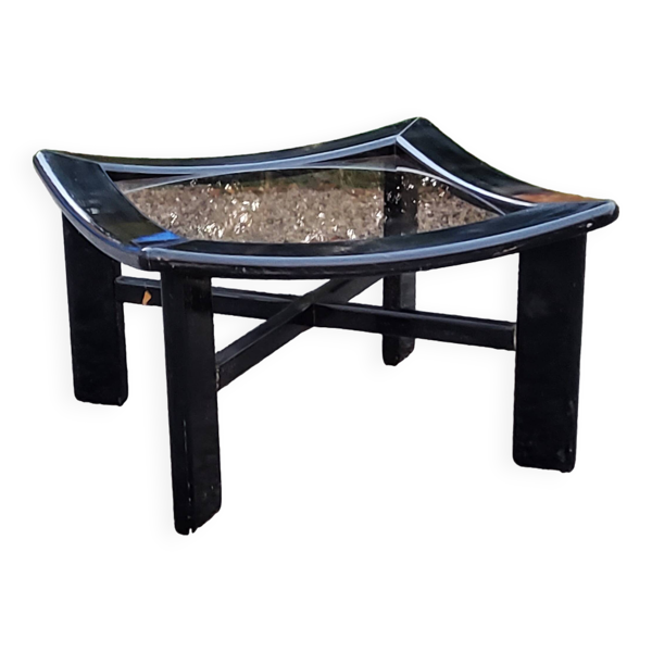 Table basse design des années 70 en bois laqué noir plateau en verre fumé