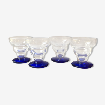 4 anciens verres à liqueur, pieds bleus et verre gravé