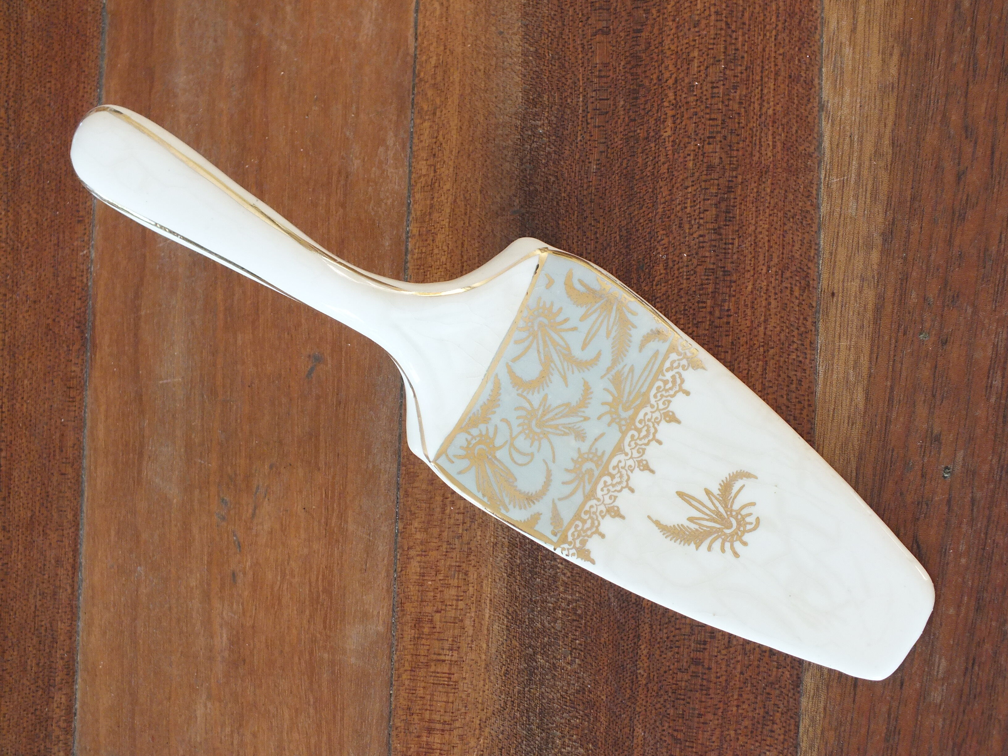 Dish + pie shovel in earthenware Sarreguemines green, cream and gold 1950