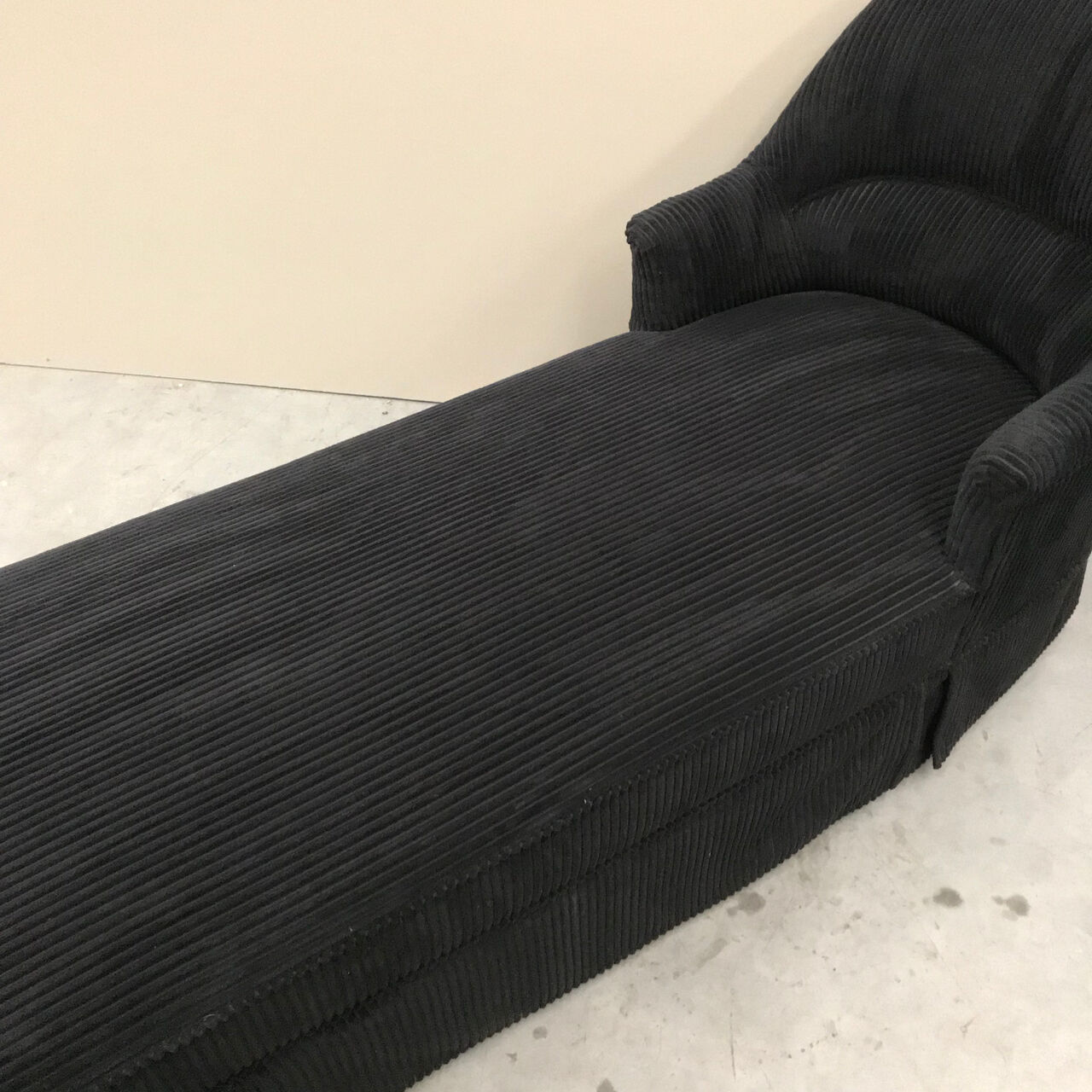 Banquette-lit en velours noir-méridienne