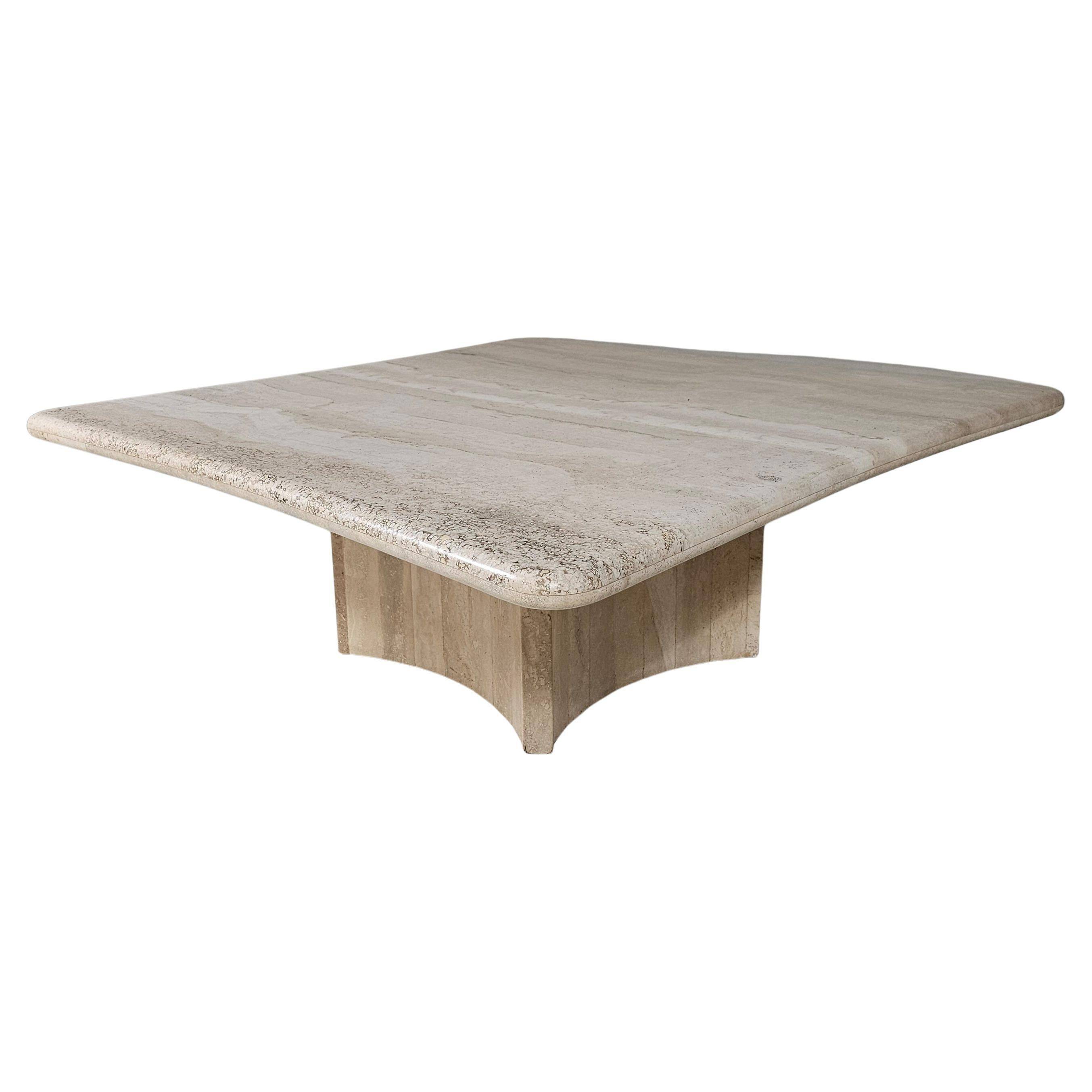 Sculptural coffee table in Italian travertine from the 1970s.