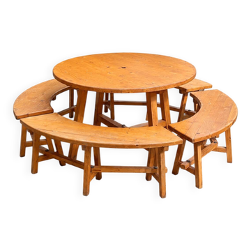 Round table in solid pine and its 4 curved benches – Vintage
