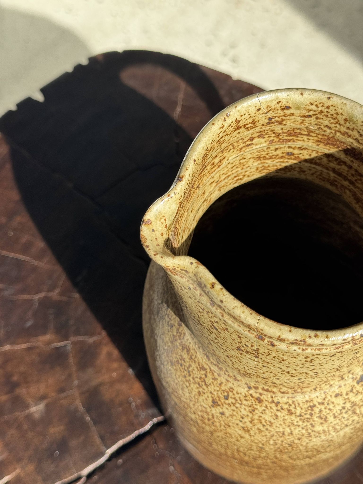 Grande carafe en grès mouchetée pas de marque au dessous H21