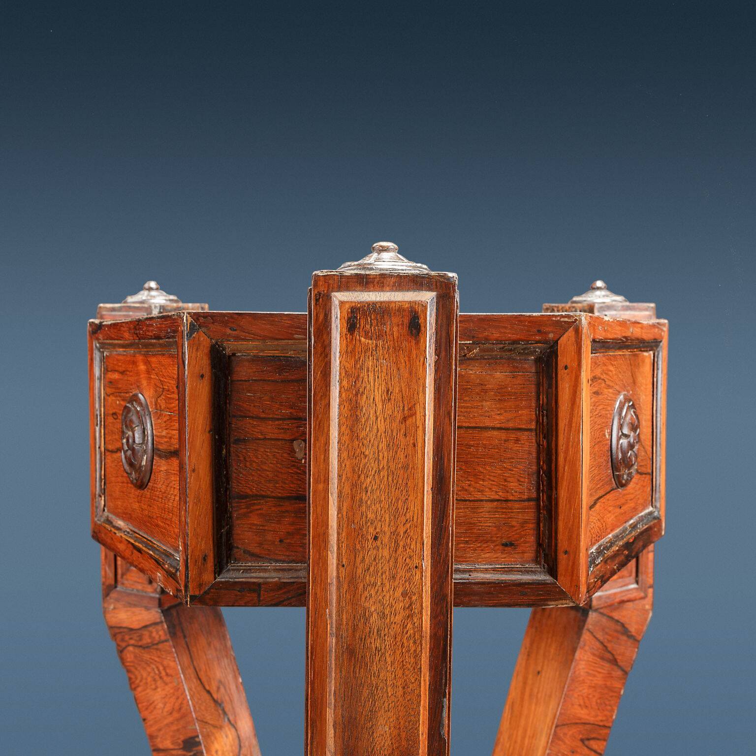 Paire de tables d'appoint trépied en palissandre, Angleterre, 19e siècle.